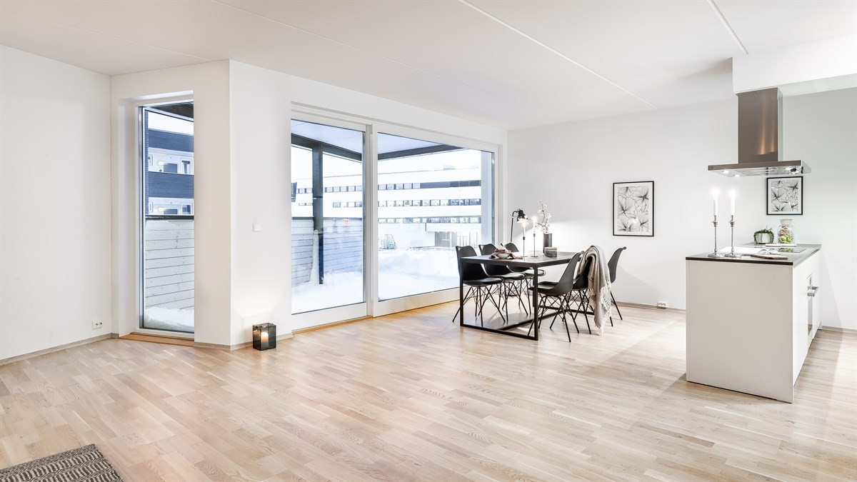 Fra stuen er det skyvedør ut til overbygd veranda