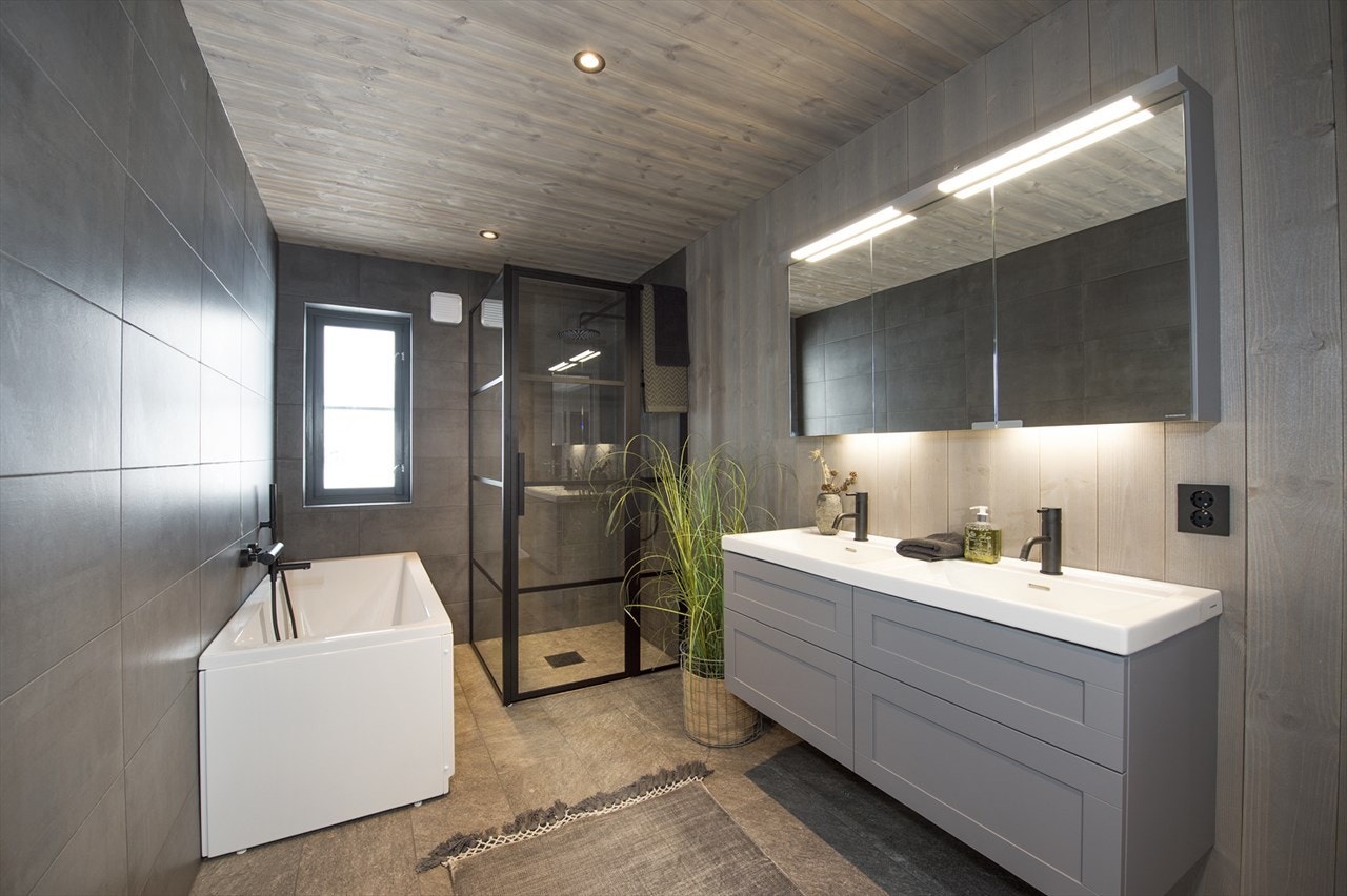 Bad 2 med dusj og badekar Galleribilde