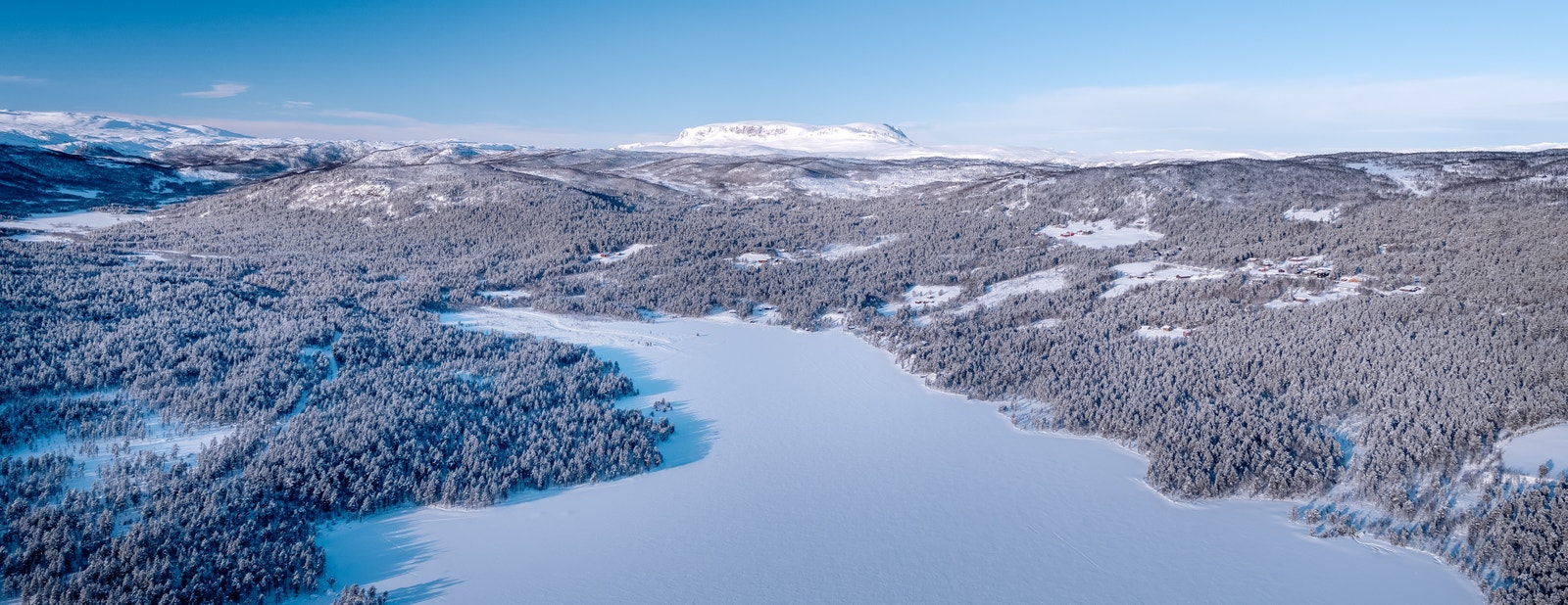 Utsikt til Skurdalsfjorden og fjellet kan du nyte hver dag; om det kan være noe for deg- da gleder vi oss til å høre fra deg! Galleribilde