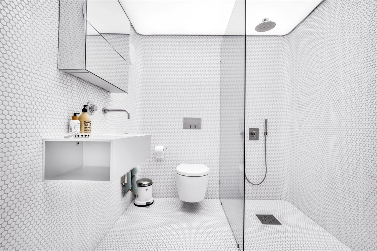 Delikat baderom 2 med dusjnisje. Det er varmekabler i gulvet, og skjult belysning i hele himlingen på oversiden av duken. Galleribilde