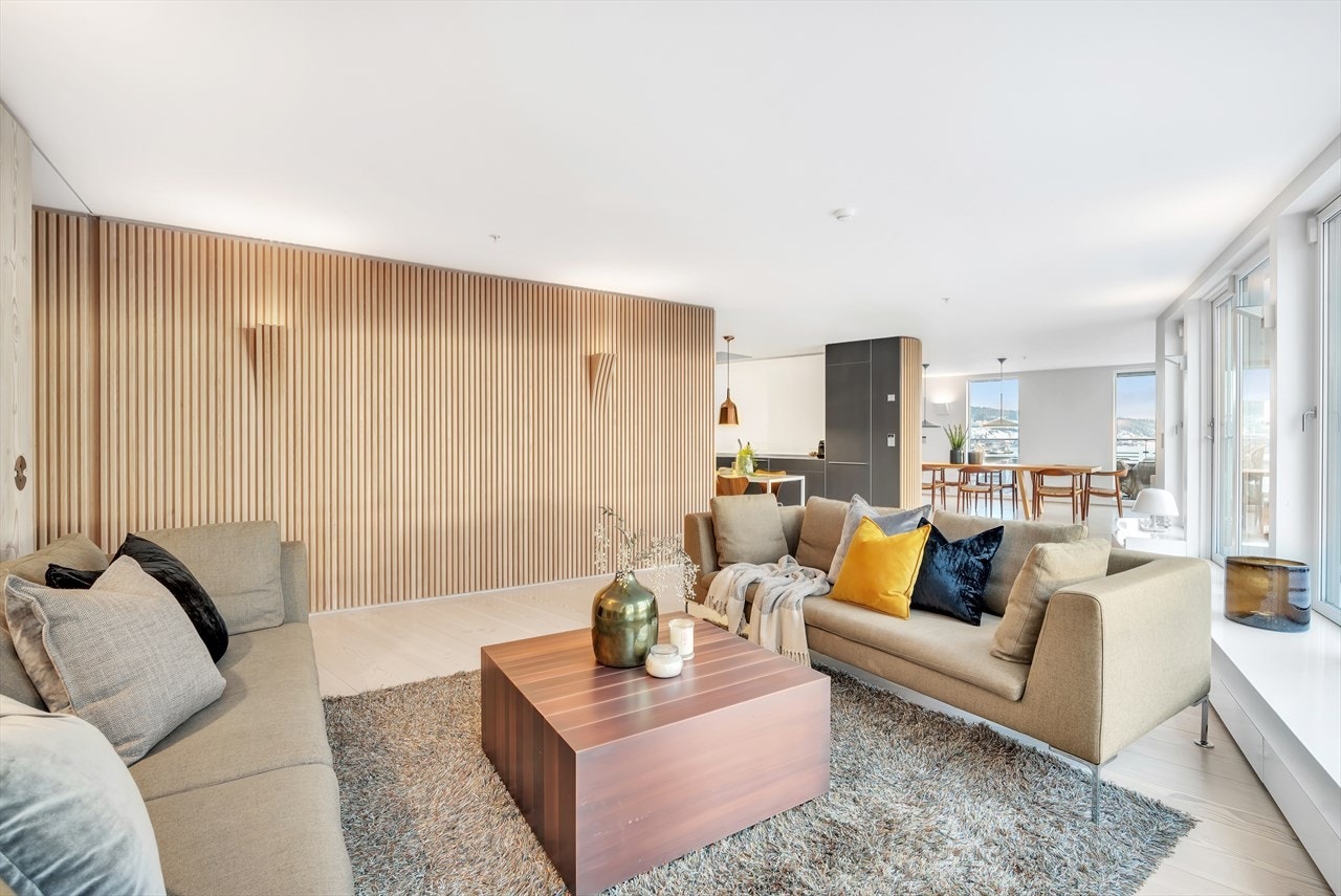 Leiligheten består av to seksjoner, og boligen var opprinnelig to separate leiligheter med felles gang som er bygget om og innredet til en stor og eksklusiv leilighet. Galleribilde