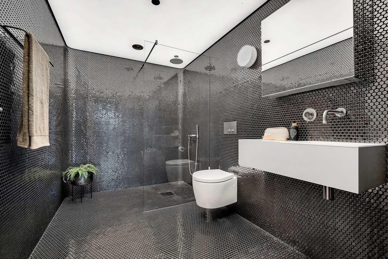 Lekkert gjestebad/baderom 3 med dusjnisje. Galleribilde