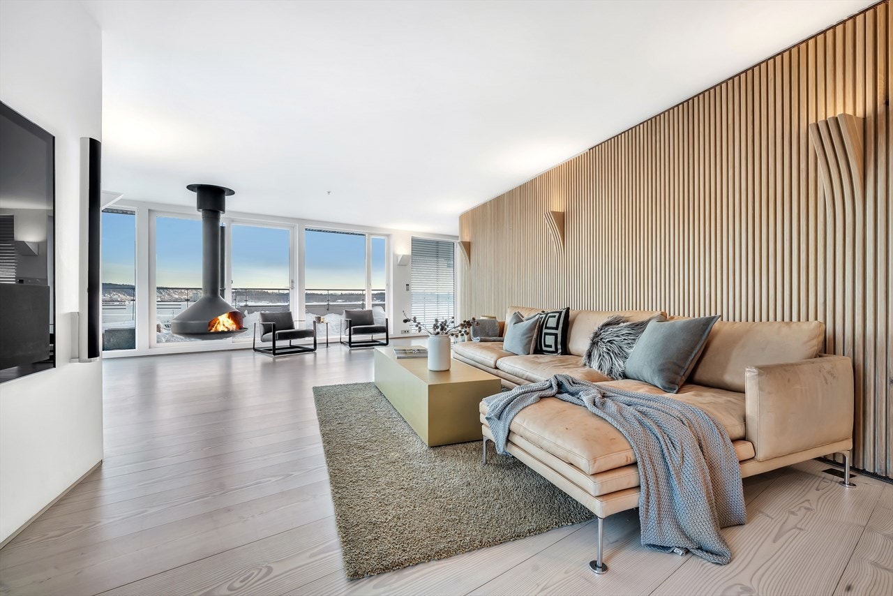 Innbydende TV-stue med peis Galleribilde