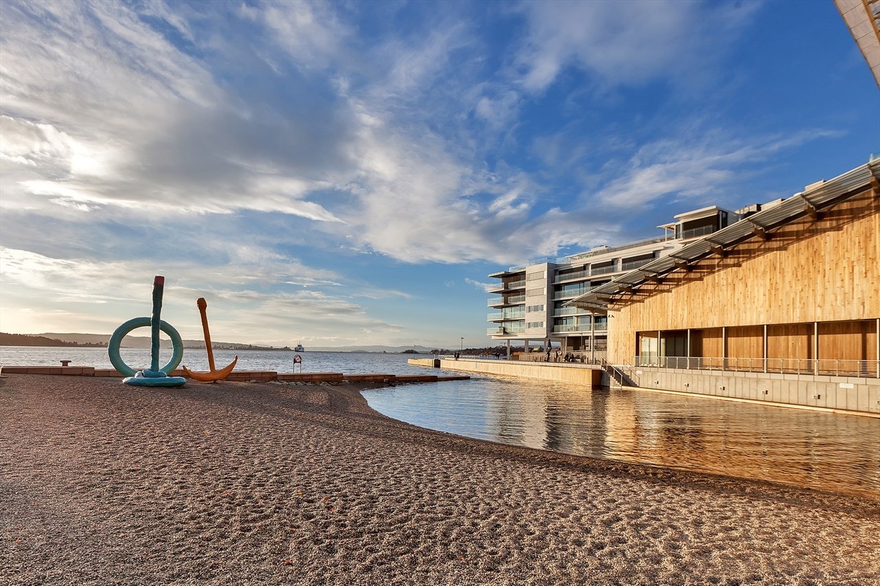 På Tjuvholmen finner du byens mest sentrale badestrand. Galleribilde