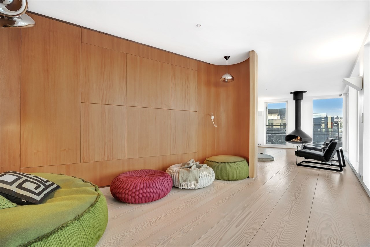 Boligen har flere gode løsninger. Her finner du en hyggelig lesekrok med innebygde, praktiske hyller. Galleribilde