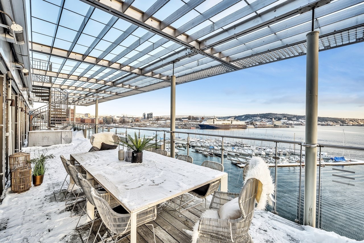 På terrassen er det 3 varmeovner, belysning og vannkran, samt 3 elektriske markiser. Galleribilde