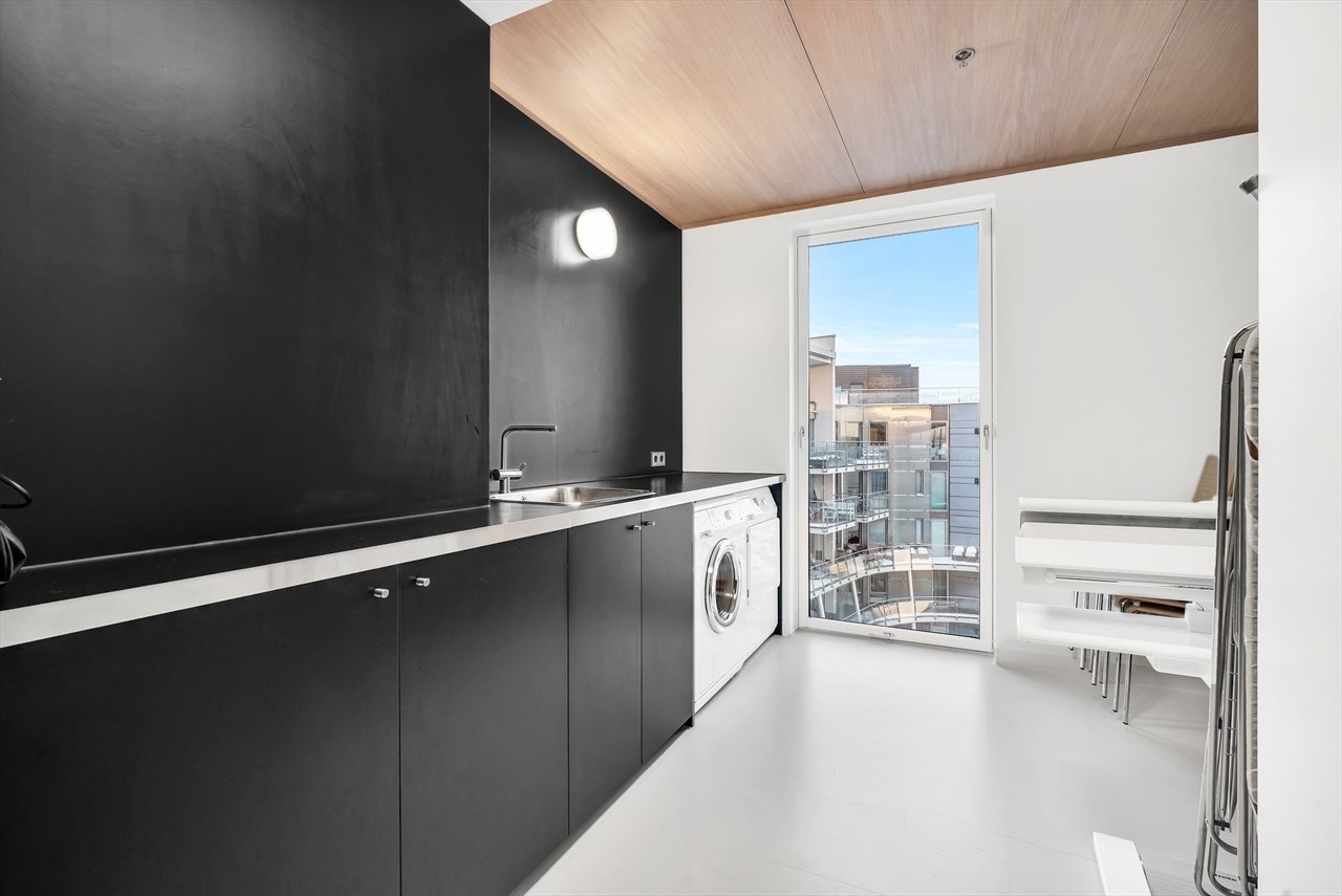 Stort, praktisk vaskerom med tidsriktig innredning. Galleribilde