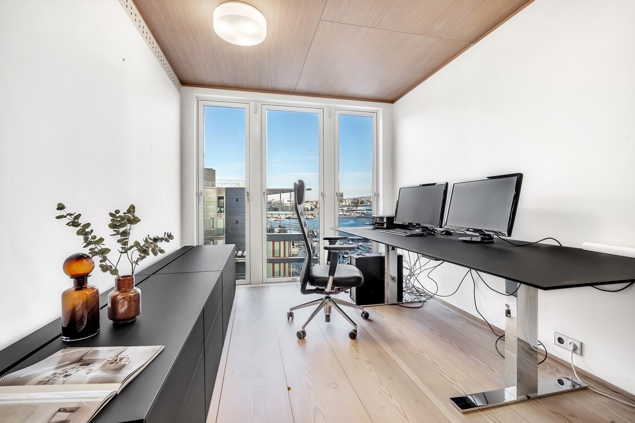 Kontor/soverom 6 i tilknytning til gjestefløyen. Galleribilde