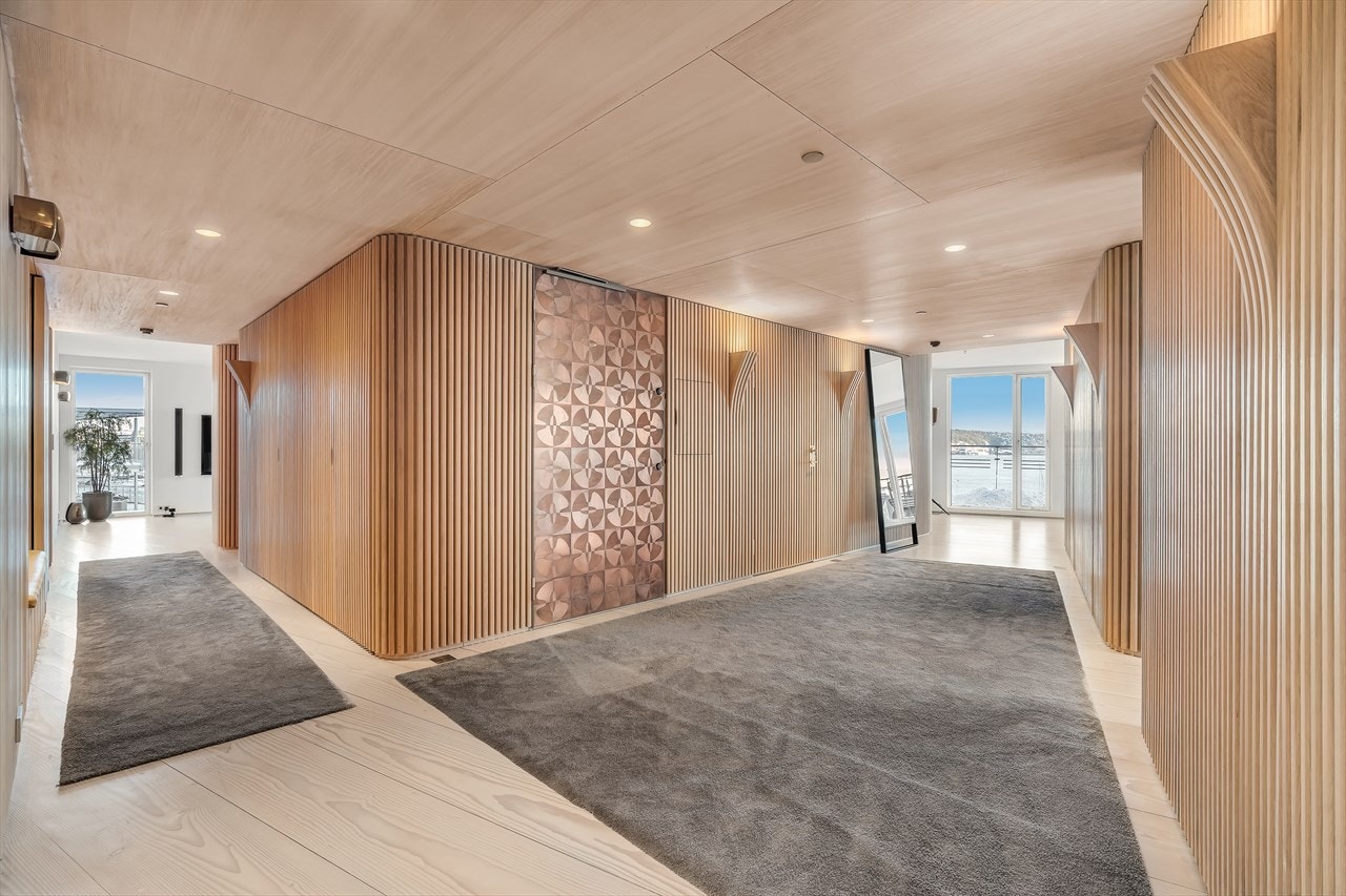 Det er heisadkomst direkte inn i leiligheten fra både bakkeplan og garasjeplan. Galleribilde