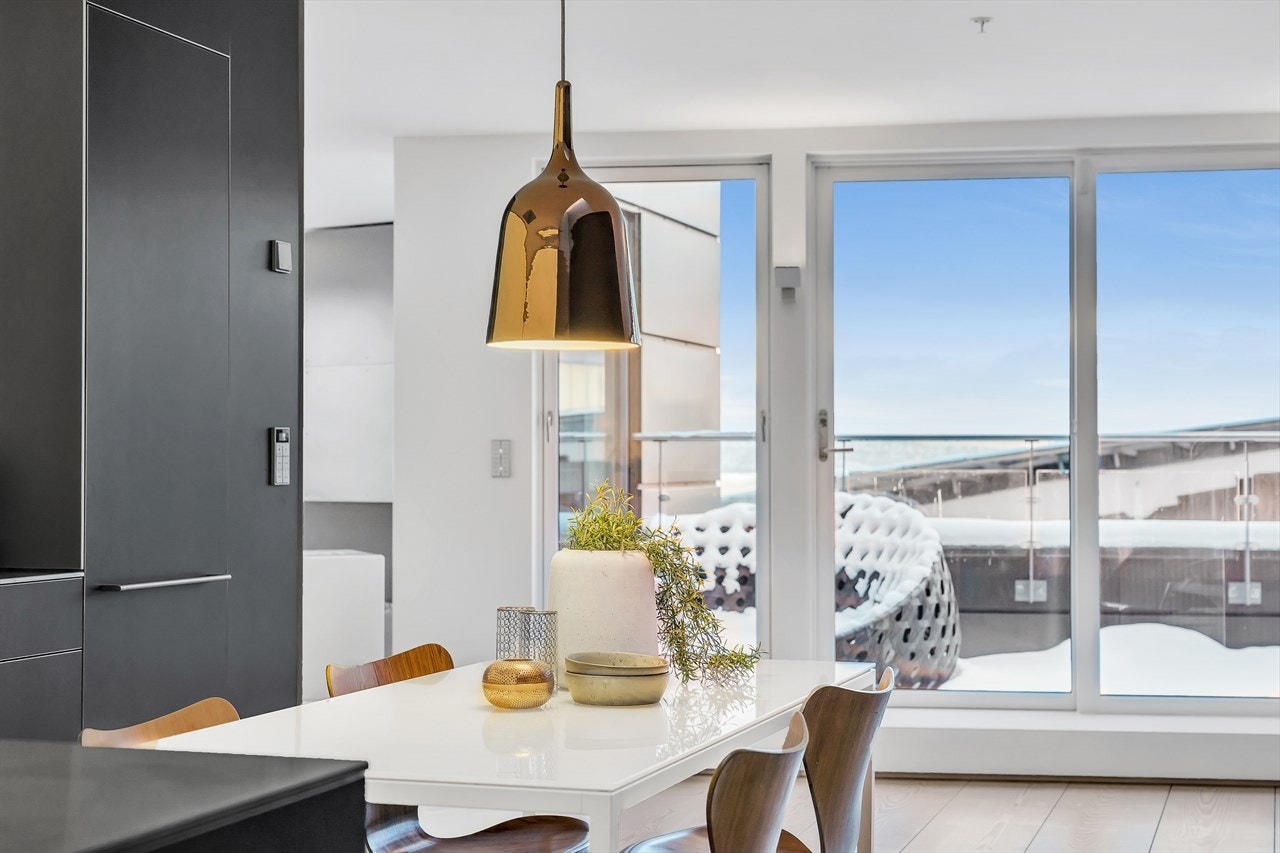 Adkomst til solrik sydvestvendt terrasse på ca 24 kvm. Galleribilde