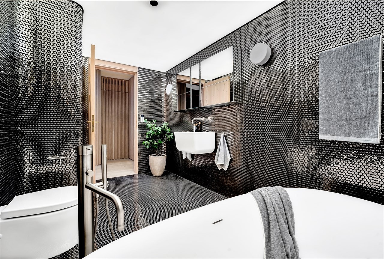 Det er varmekabler i gulvet og skjult belysning i hele himlingen på oversiden av duken. Galleribilde