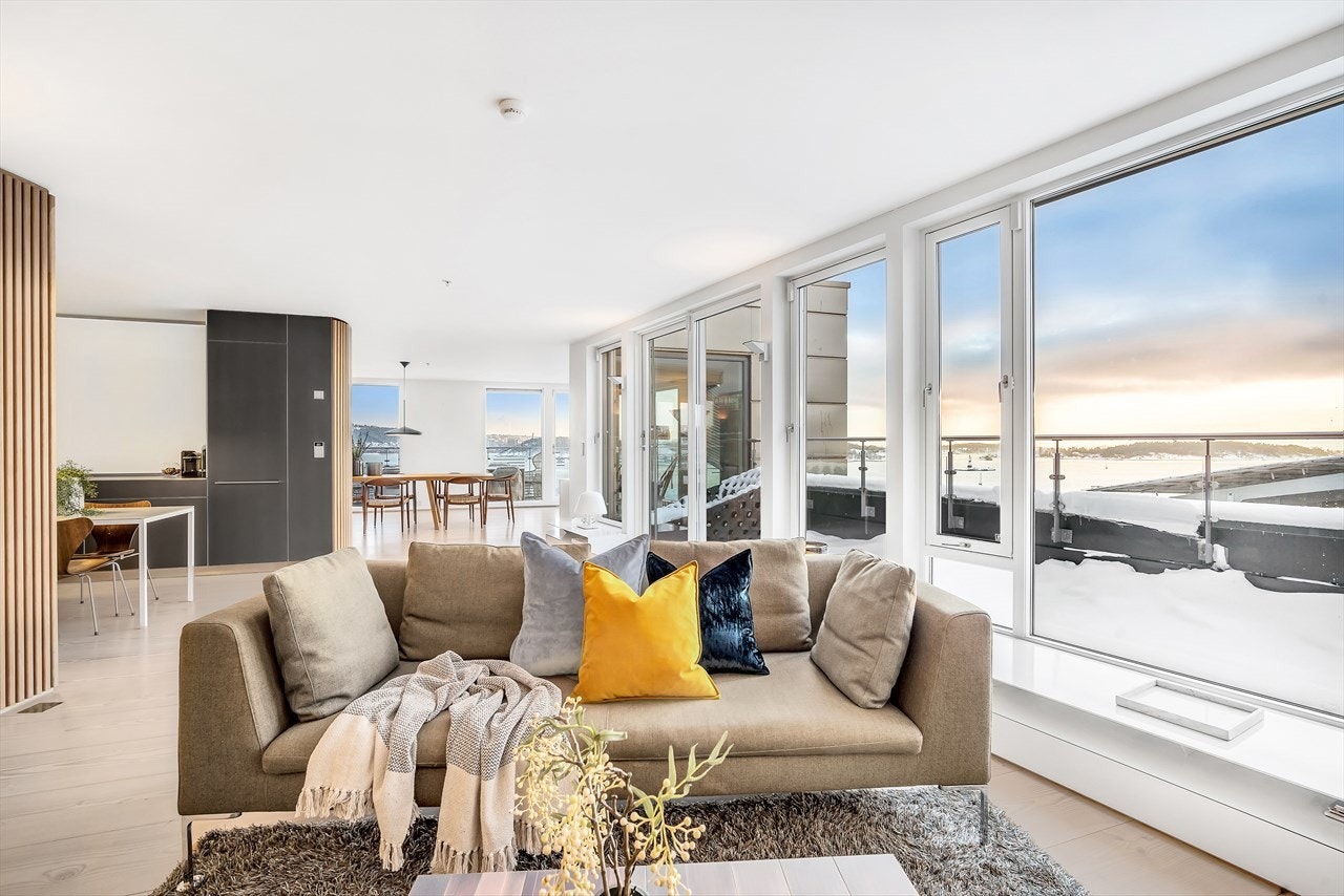 Nils O. M. Nordvik og Caroline Leirflaten ved Nordvik Bygdøy Allé har gleden av å presentere unik toppleilighet på hele 385 kvm med etterspurt beliggenhet på Tjuvholmen. Galleribilde