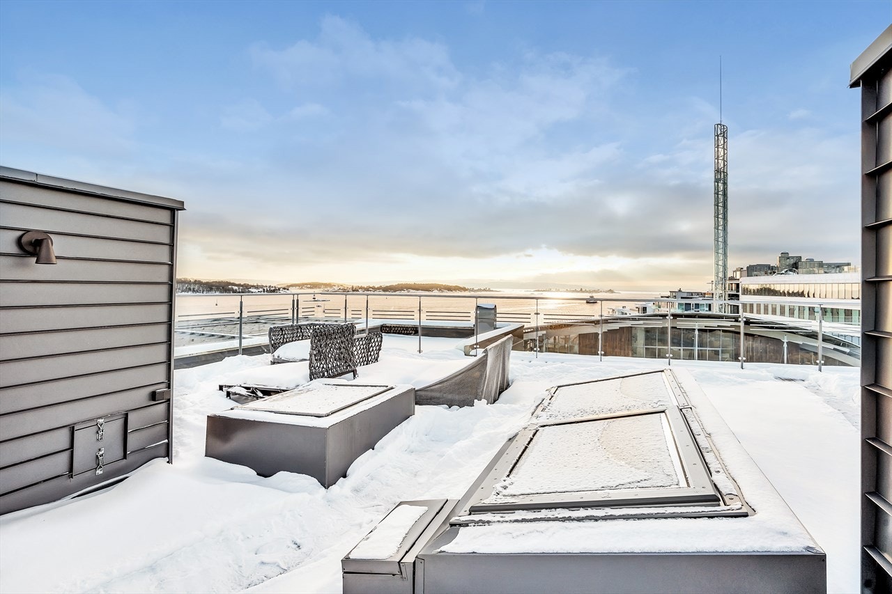 Stor takterrasse på ca 93 m². Galleribilde