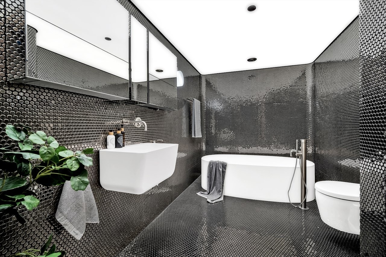 Lekkert hovedbad med badekar i Corian fra Boffi. Galleribilde