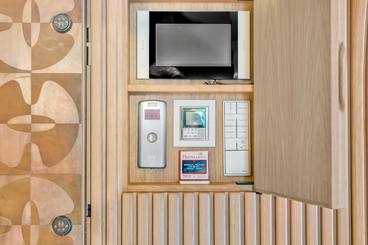 Styringsskap for leiligheten med muligheter for sentralstyring av belysning og persienner. Galleribilde