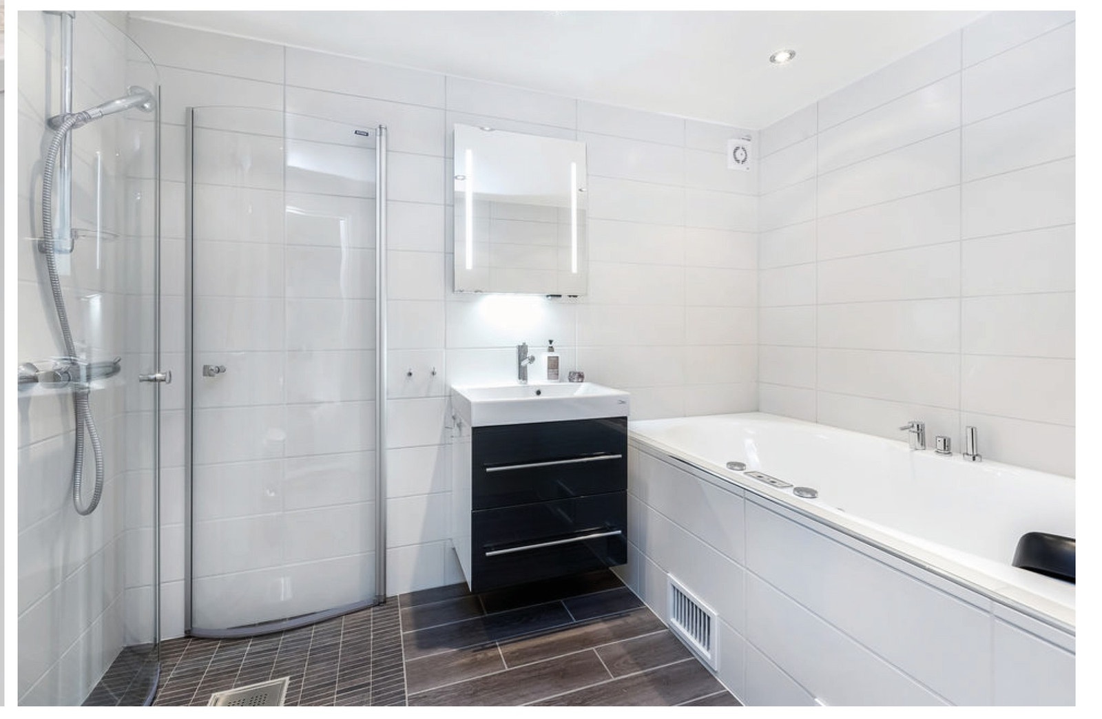 Bad med dusj og badekar Galleribilde