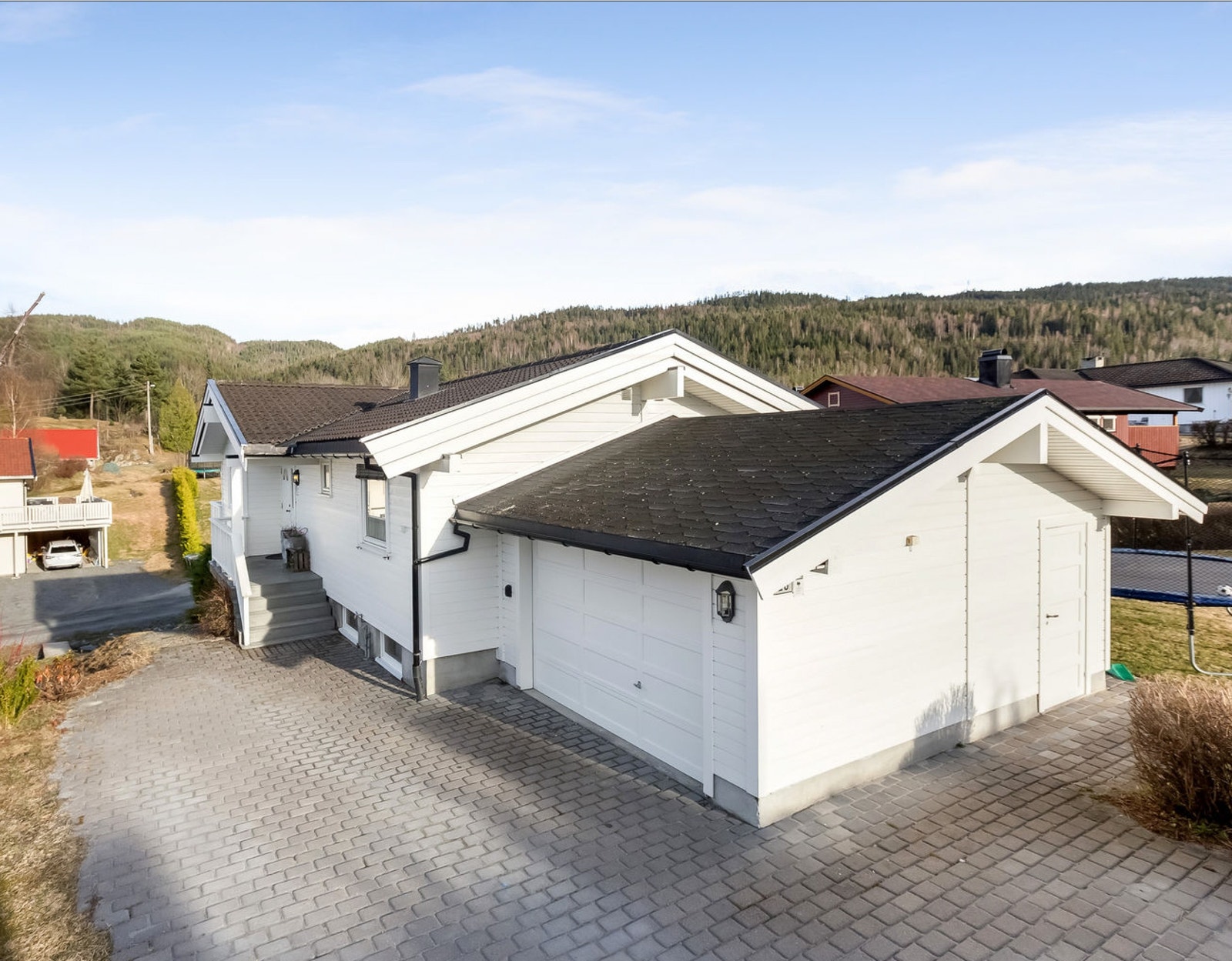 Huset utvendig med 1 parkeringsplass Galleribilde