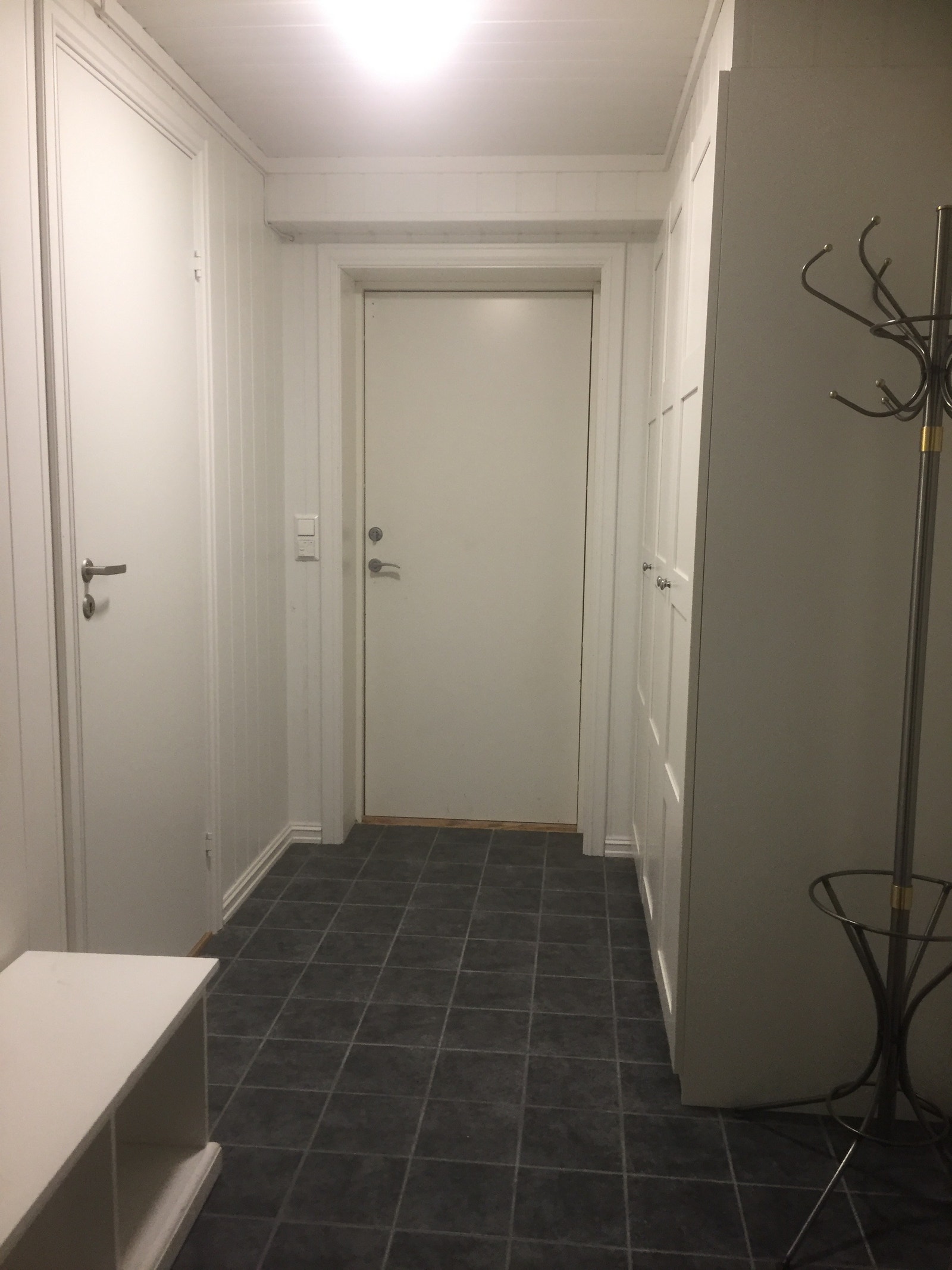 Funksjonell entre med mye skapplass Galleribilde