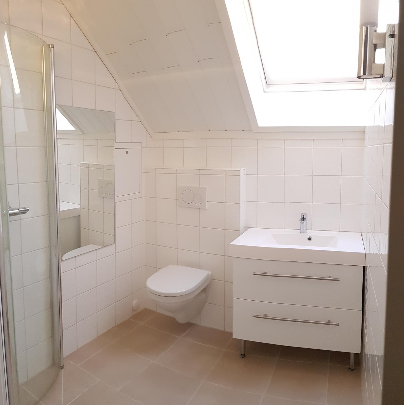 Bad med dusj vask og toalett Galleribilde