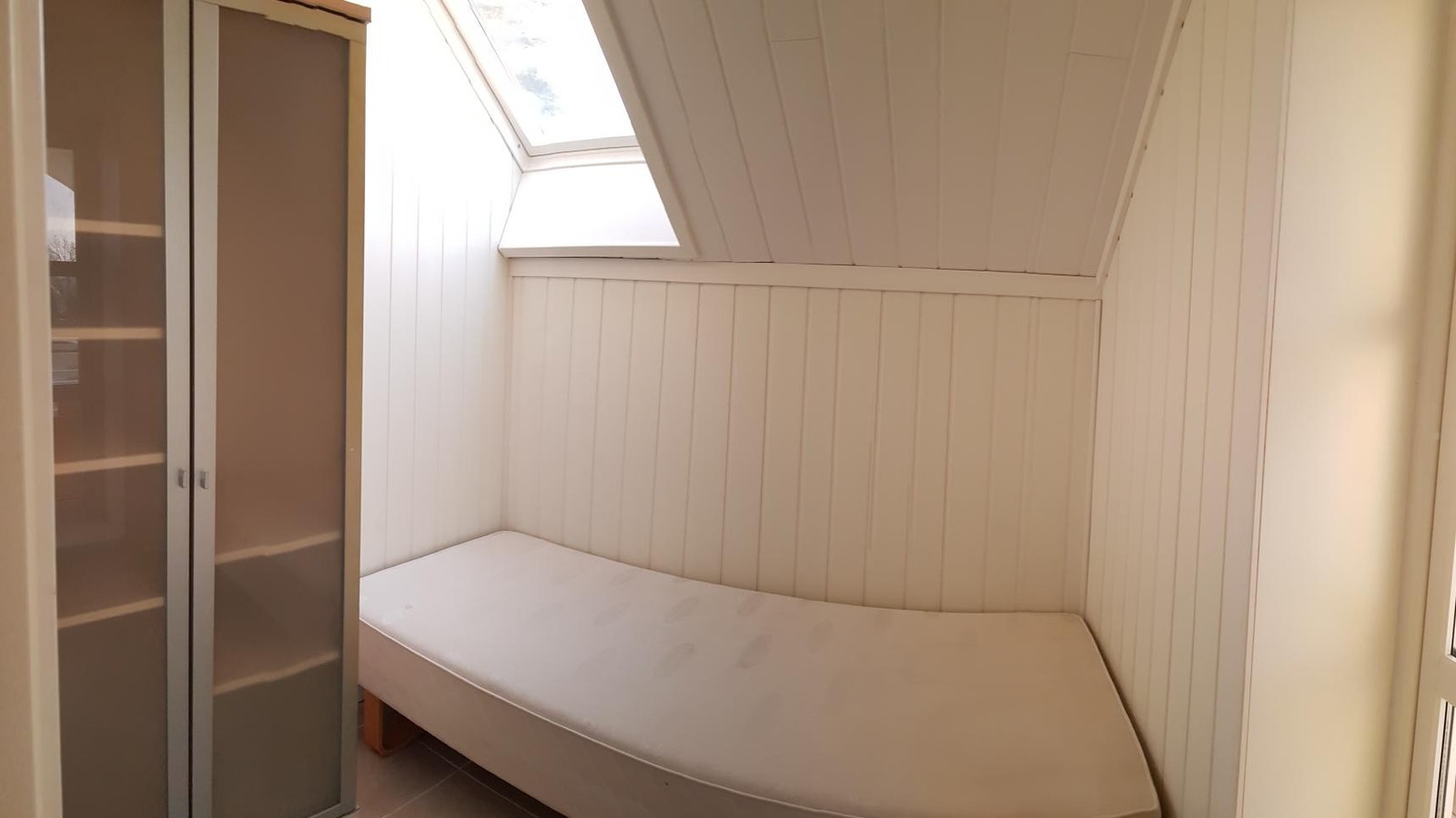 Lite rom med to vinduer, plass til seng og garderobe Galleribilde