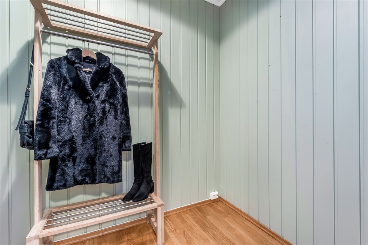 Til høyre har man også inngang til en innvendig bod med ekstra lagringsplass Galleribilde