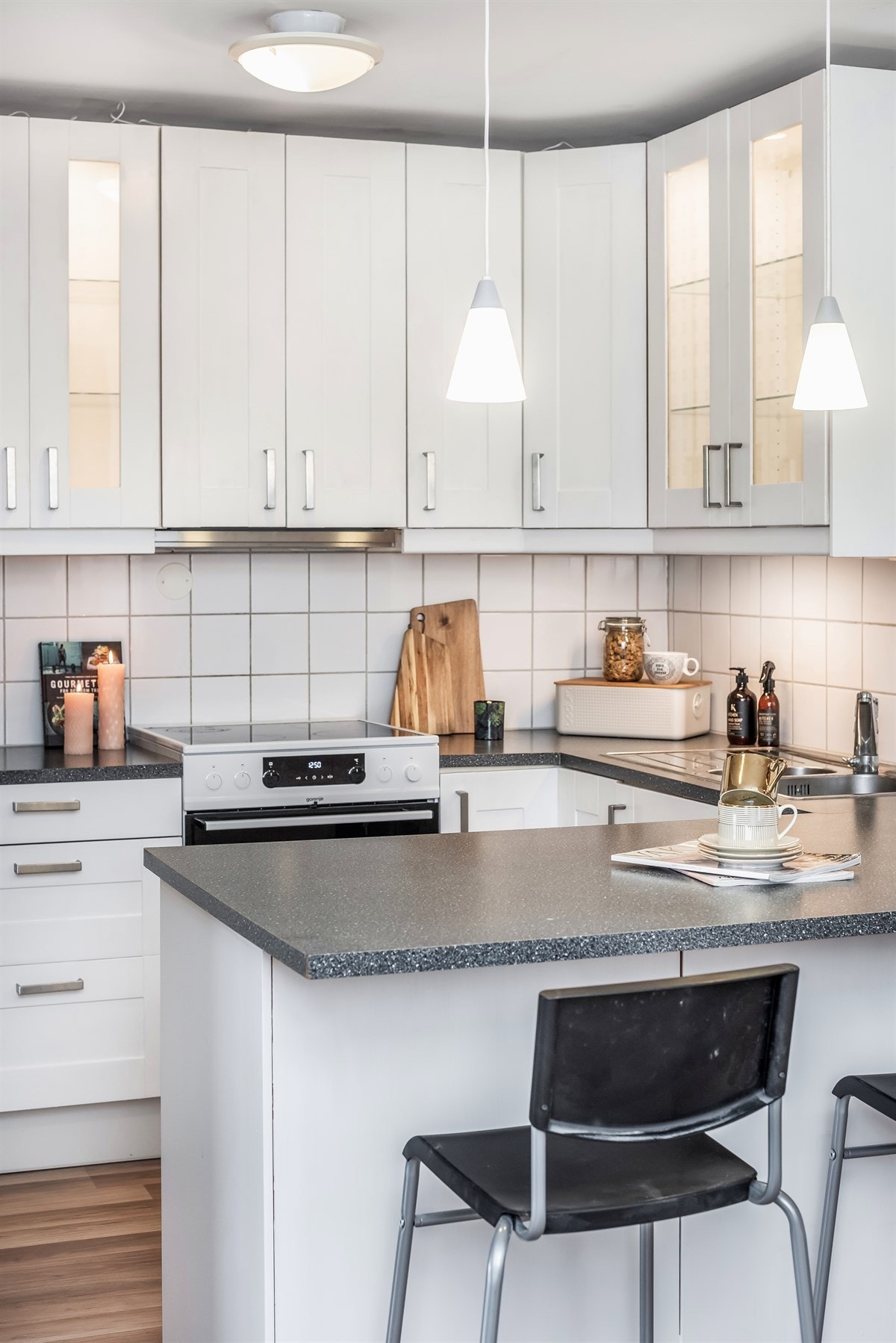 Frittstående komfyr med keramisk platetopp, oppvaskmaskin og kjøl/frys. Hvitevarene følger med leiligheten. Galleribilde