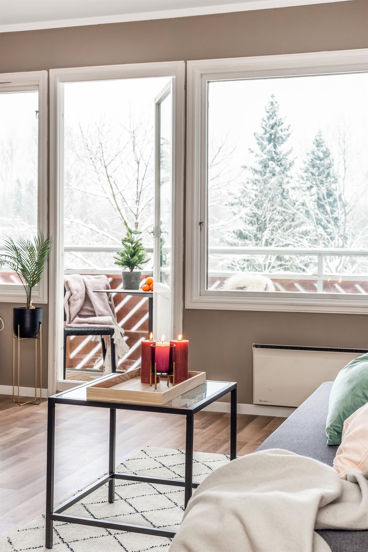 Fra stuen han man utgang til den store og trivelige balkongen som vender ut mot et rolig grøntareal. Galleribilde