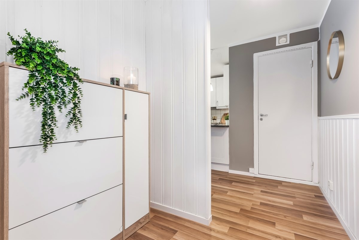 Det første man møter er en entré med plass til å henge fra seg yttertøy og sette fra seg sko. Galleribilde