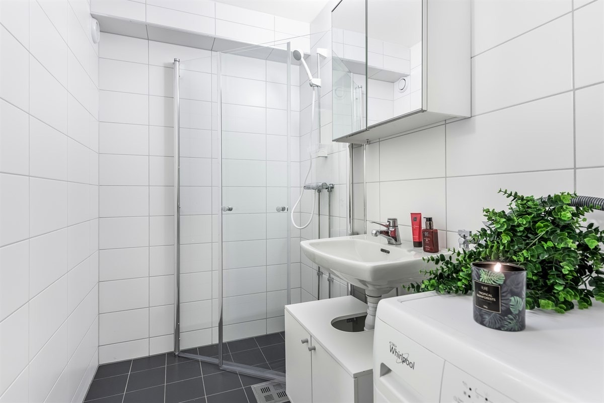 Pent flislagt bad totalrehabilitert i 2018/2019. Badet har behagelig gulvvarme og pene og moderne fliser Galleribilde