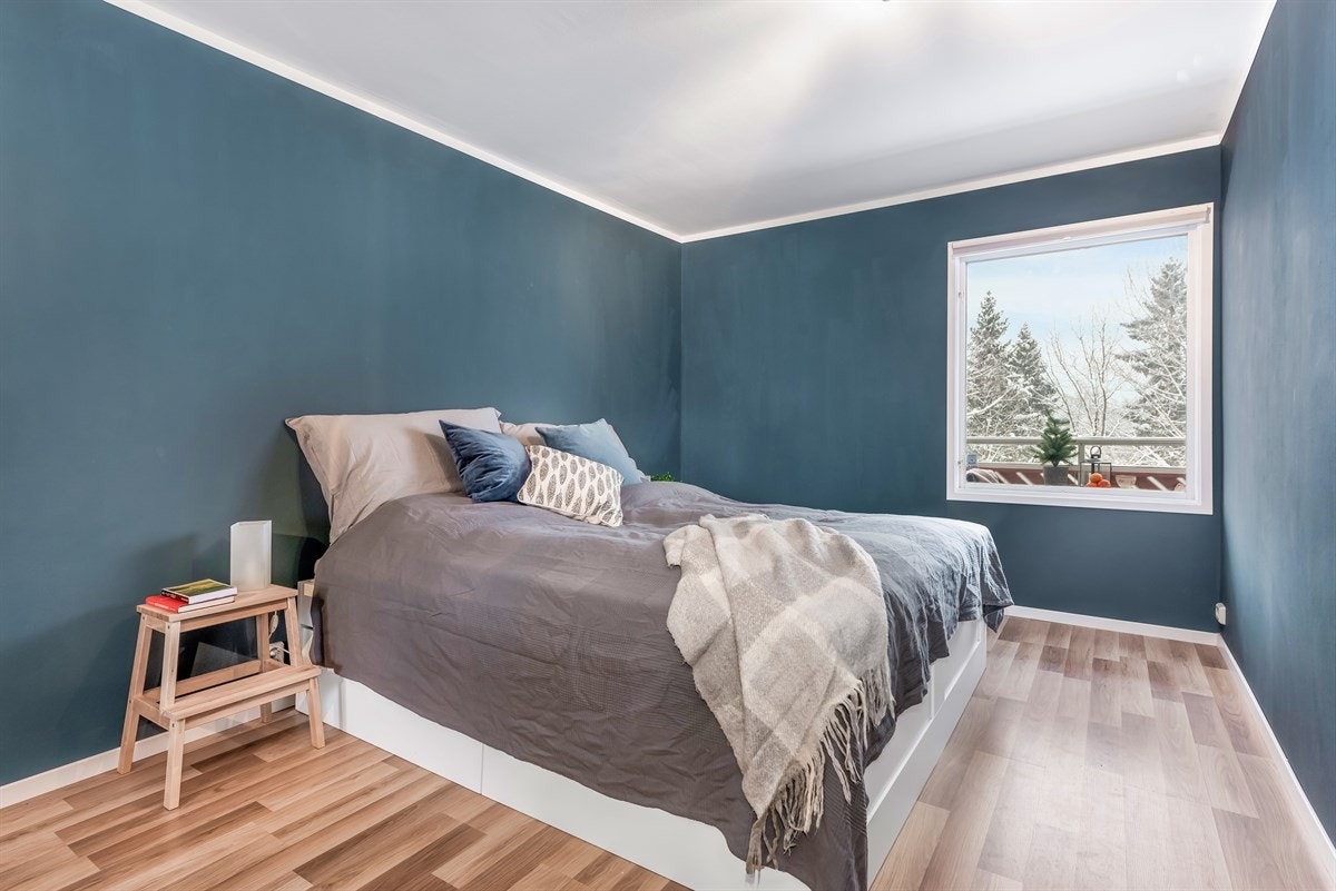 Leilighetens soverom er av generøs størrelse og fremstår med en moderne fargepalett. Galleribilde