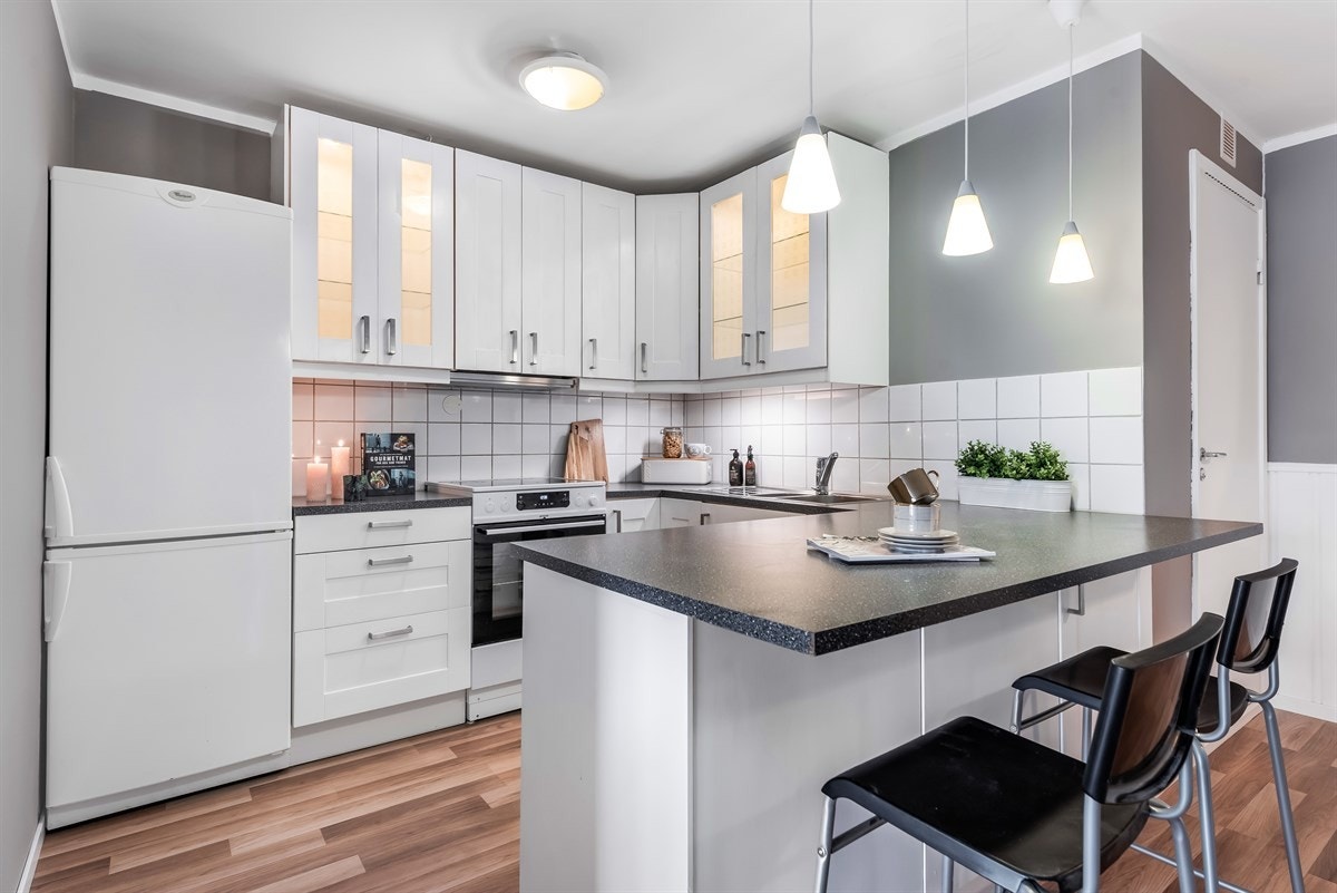 Videre inn i leiligheten møter man et hyggelig kjøkken med rikelig skap- og benkeplass. Kjøkkenet er plassert skjermet fra stuen, og er meget funksjonelt. Galleribilde