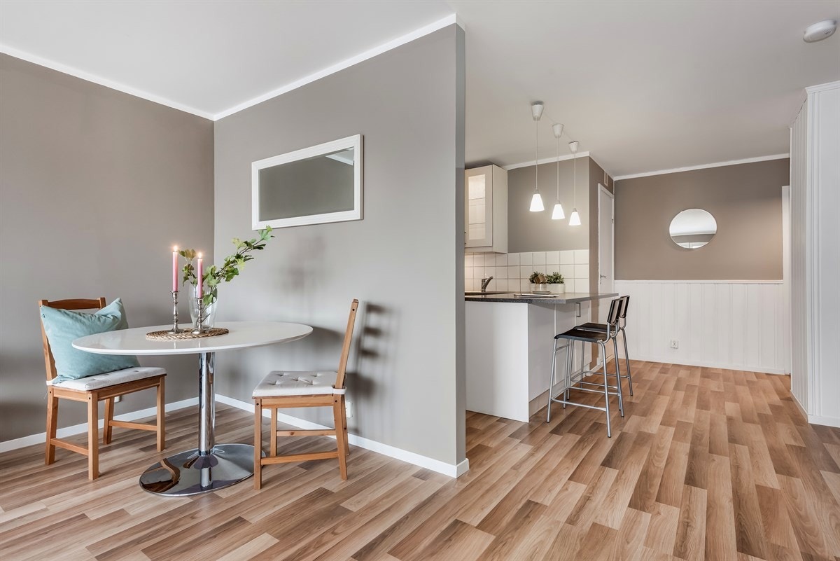 Den delvis åpne løsningen mot stuen gjør også at man kan holde samtalen gående mens man steller i stand et bedre måltid til sine middagsgjester. Galleribilde