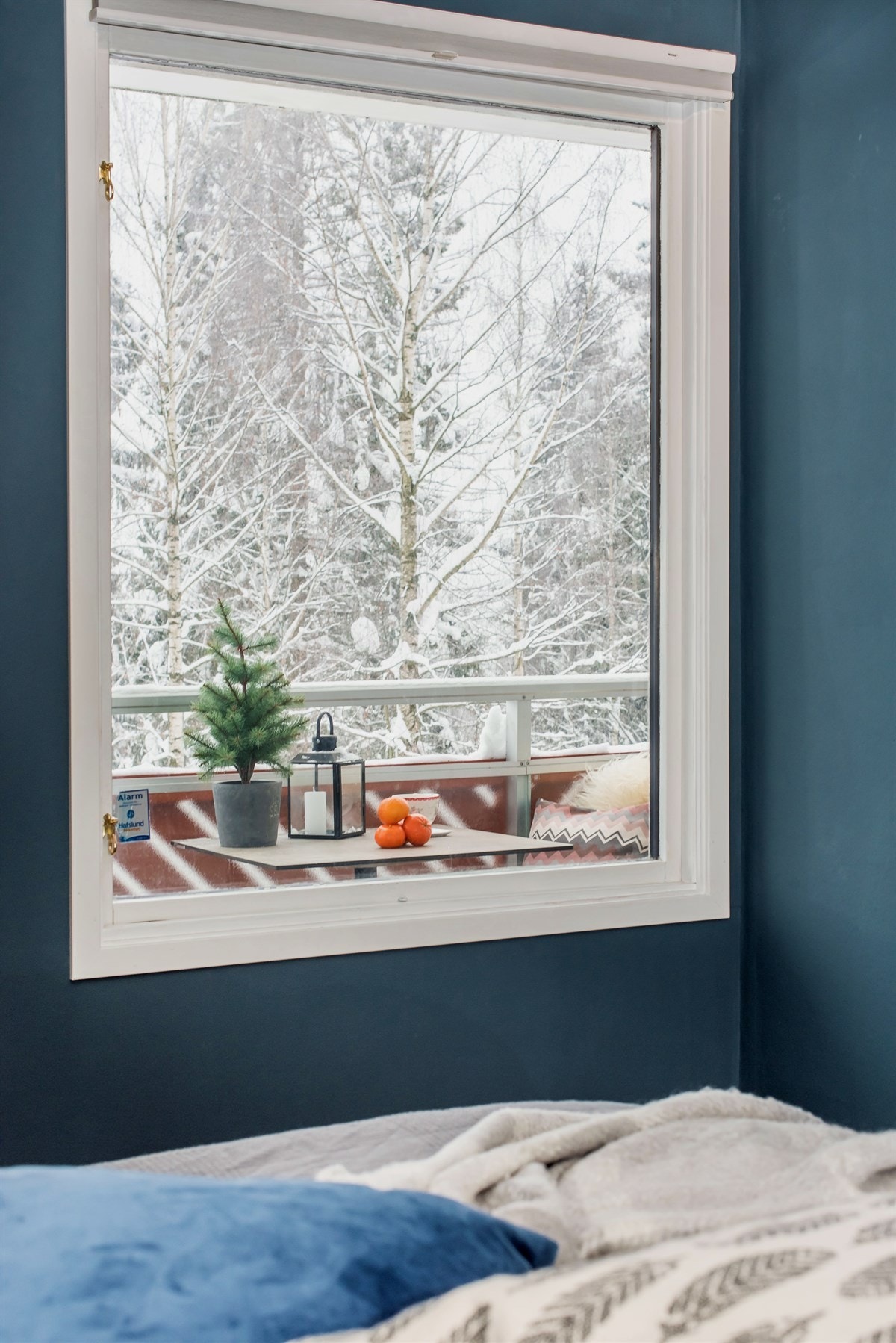 Soverommet vender ut mot grøntarealer så her du kan du våkne til at fuglene kvitrer. Galleribilde