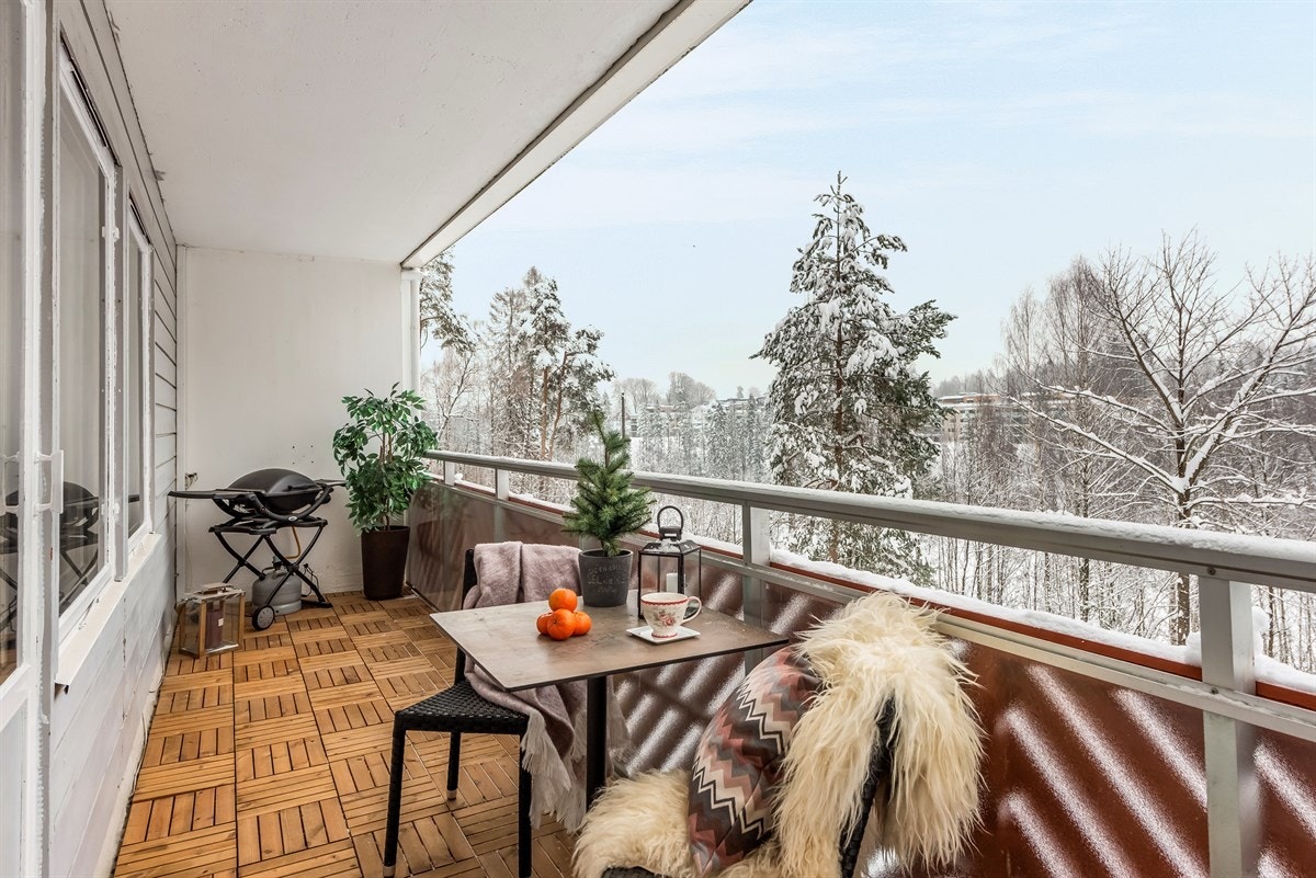 Dette er en stor balkong der du vil få plass til utemøbler, grill, planter m.m. Her kan man nyte sommeren som er i vente. Galleribilde