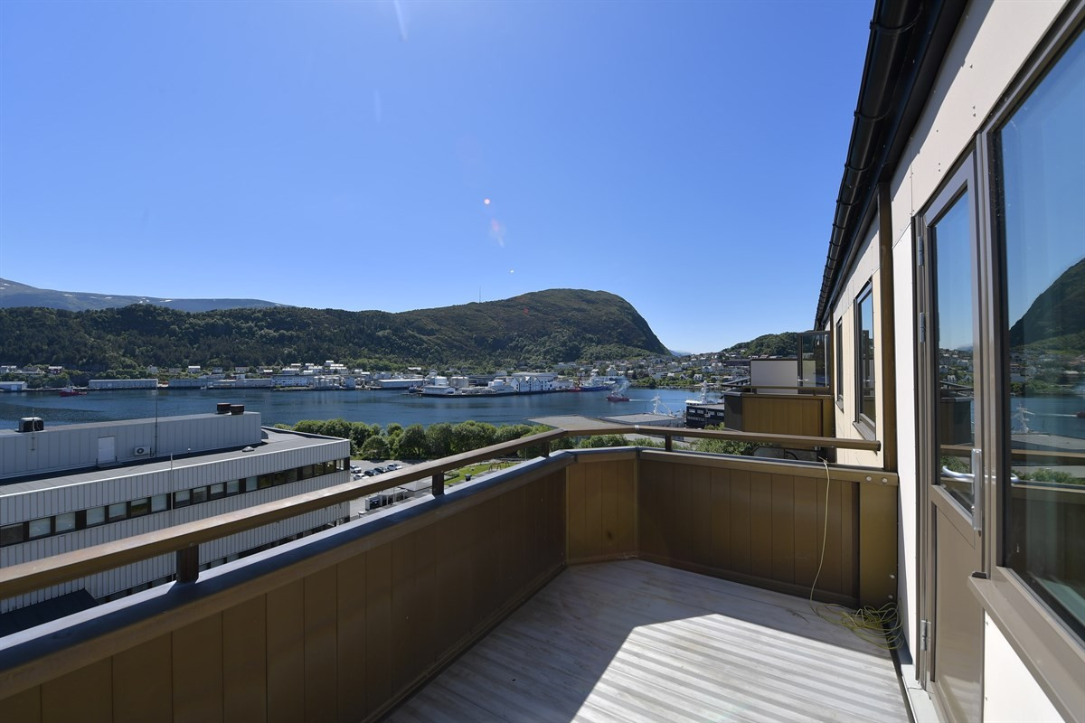 Flott leilighet med balkongen hvor man nyte svært gode sol- og utsiktsforhold.