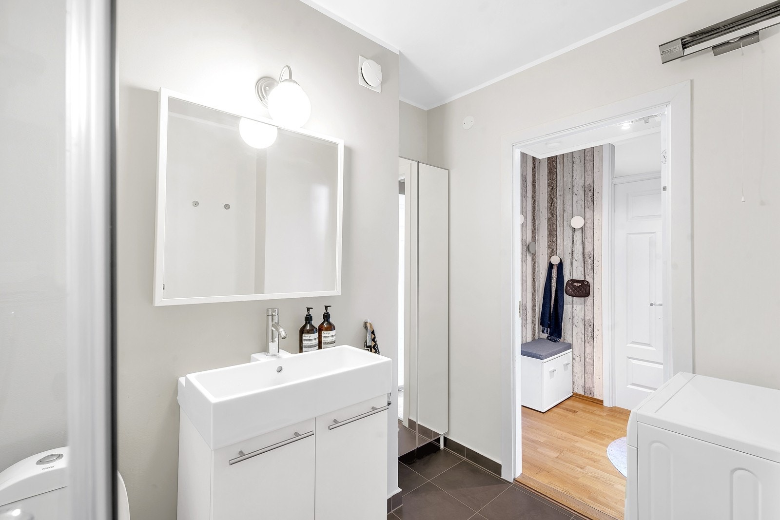 Bad - Fliser på gulv og malte flater Galleribilde