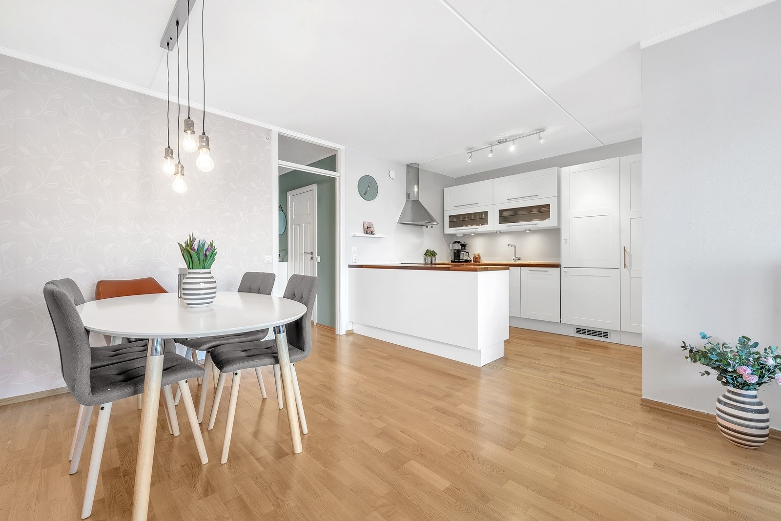 Stue - Delvis åpen løsning med stue og kjøkken Galleribilde