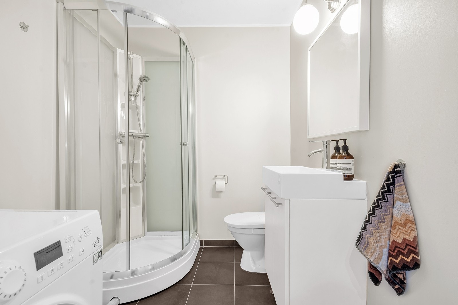 Bad - gulvmontert toalett, dusjkabinett og servantskap Galleribilde