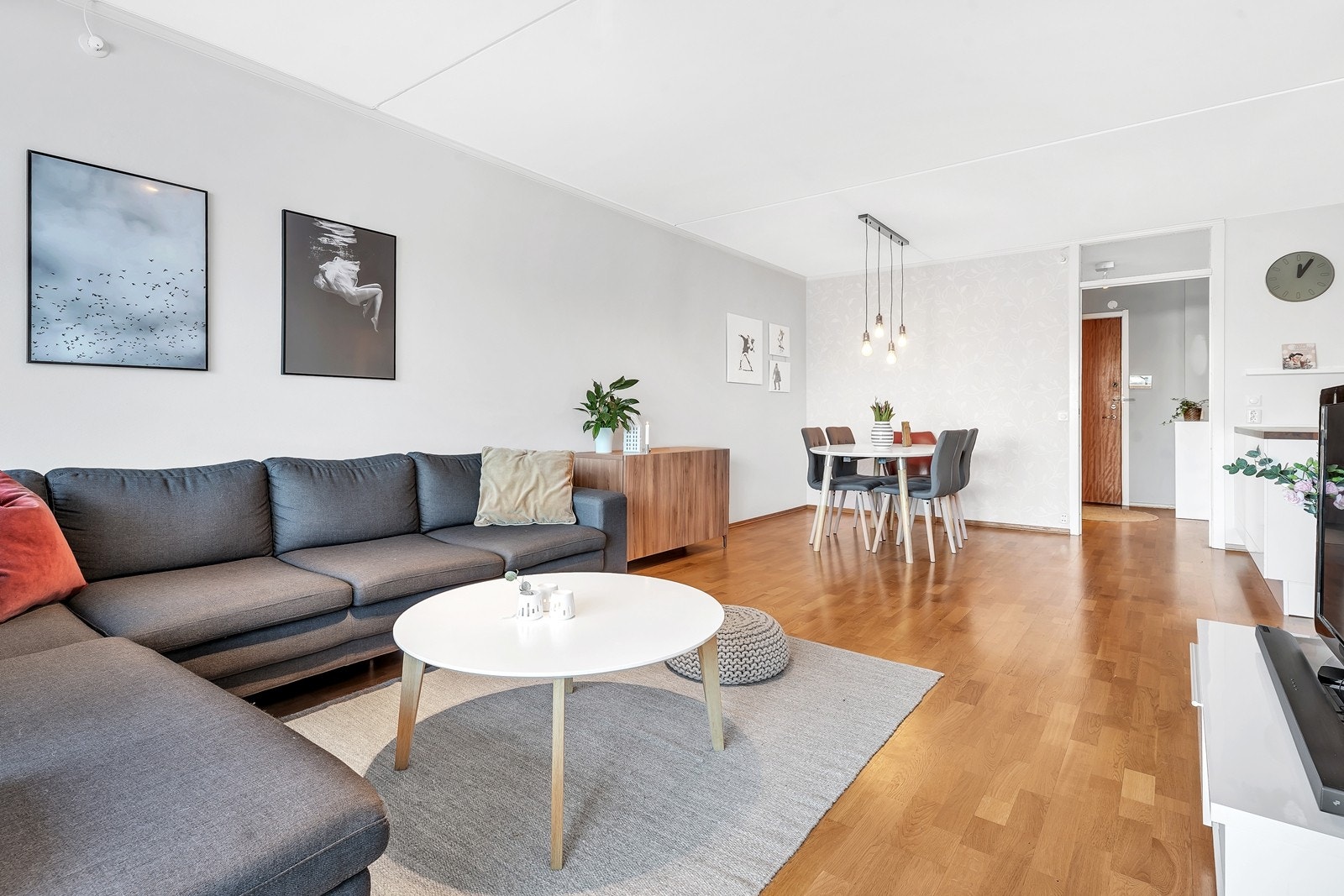 Stue - Plass til både sofaseksjon og spisegruppe Galleribilde