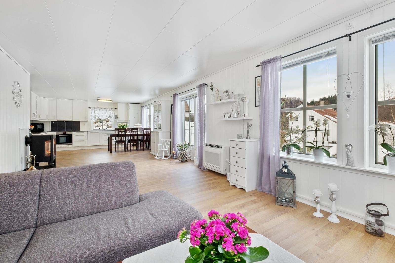 Stue/kjøkken rommer fin plass til både sofa- og spisemøblement. Galleribilde