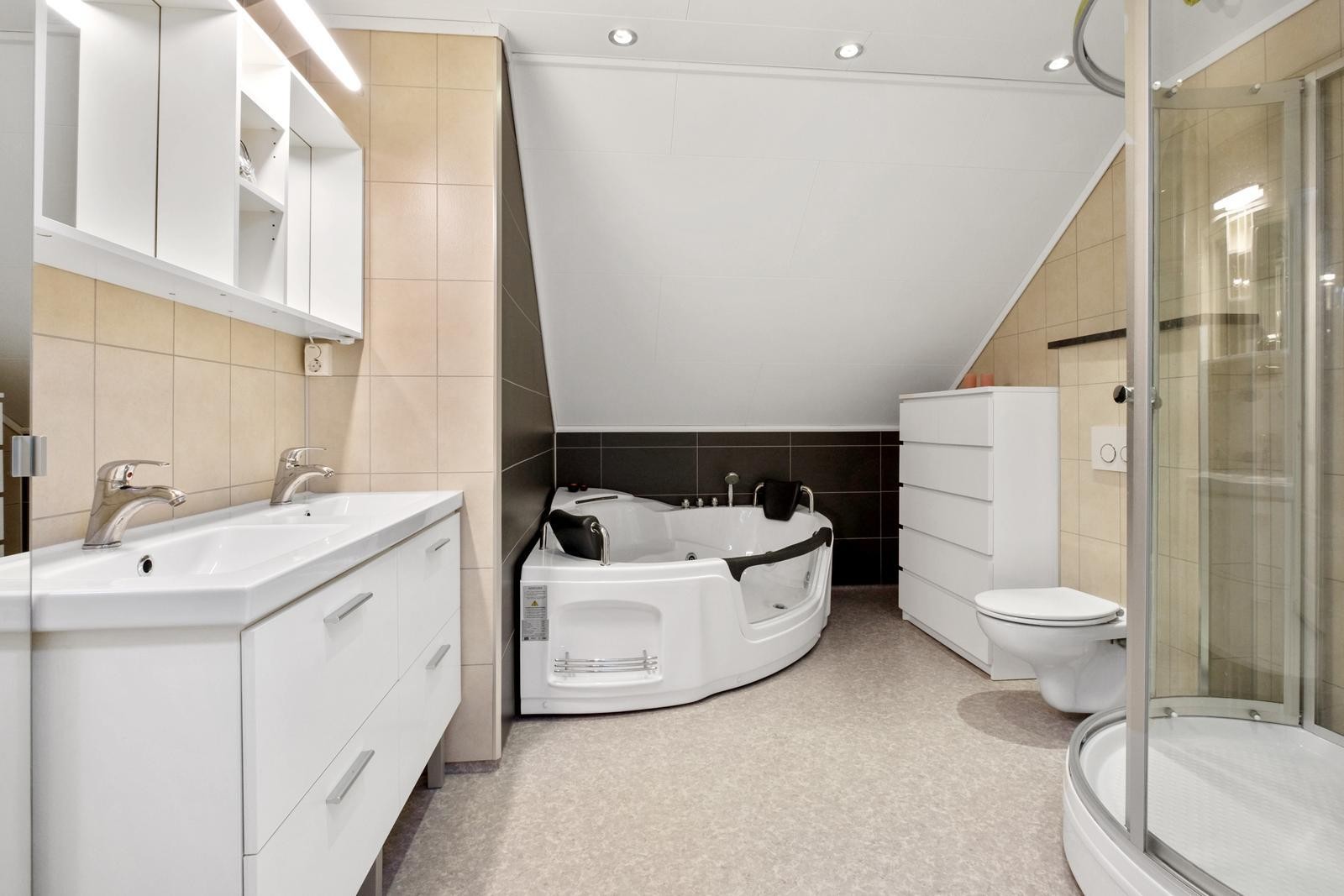 Bad i 2. etg. m/badekar, dusjkabinett, wc og dobbel servant. Galleribilde