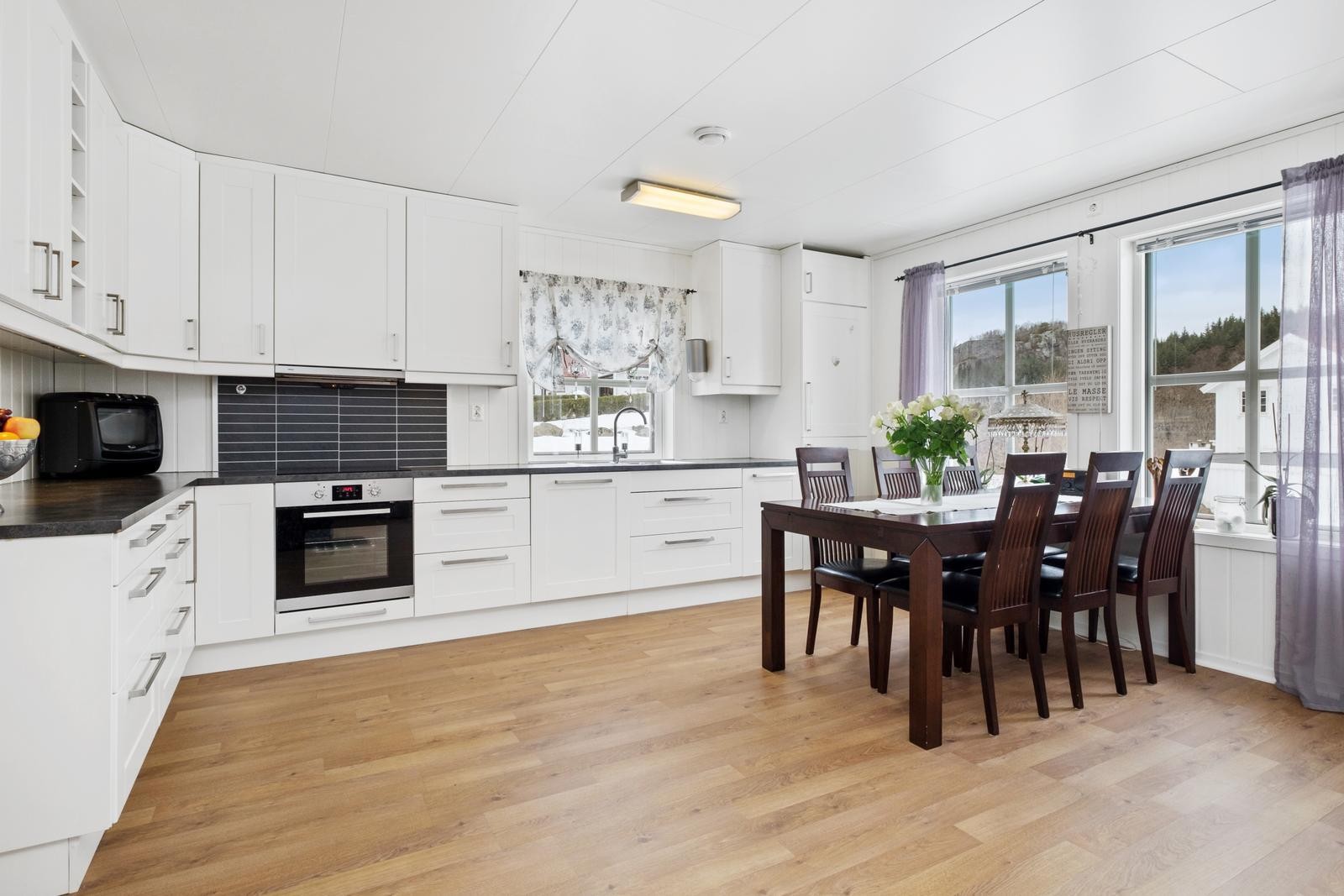 Lyst og tidløst kjøkkeninnredning m/integrerte hvitevarer. Galleribilde