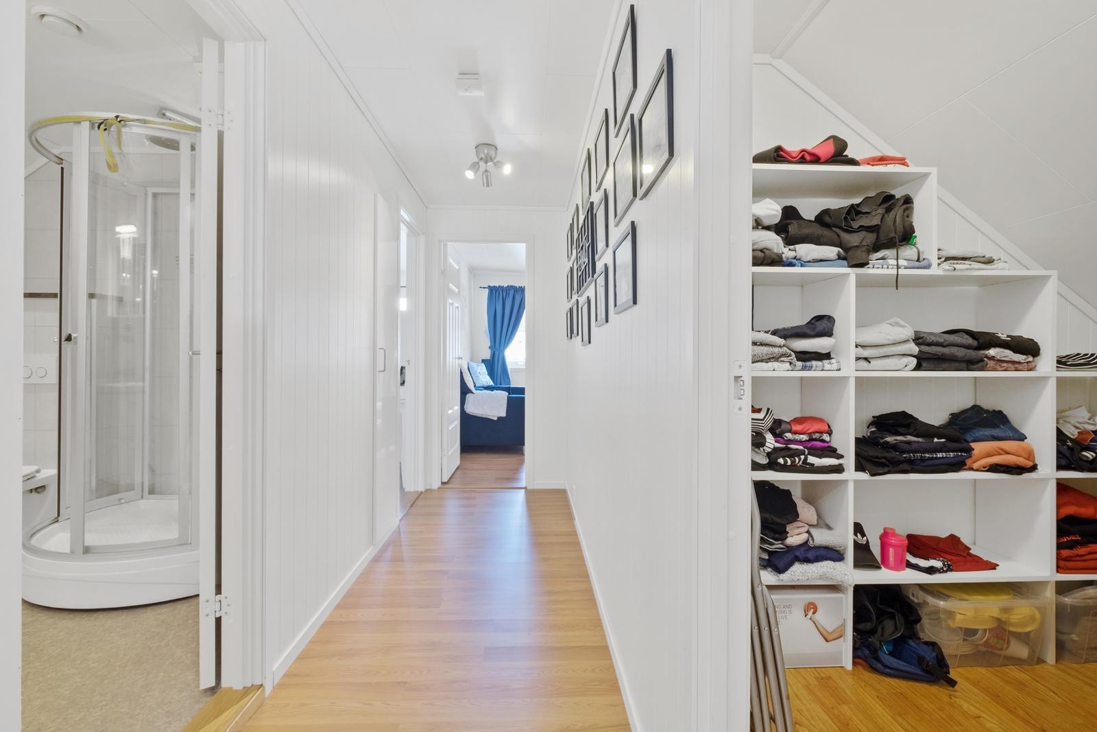Gang i 2. etg. m/praktisk garderobe- og oppbevaringsrom. Galleribilde