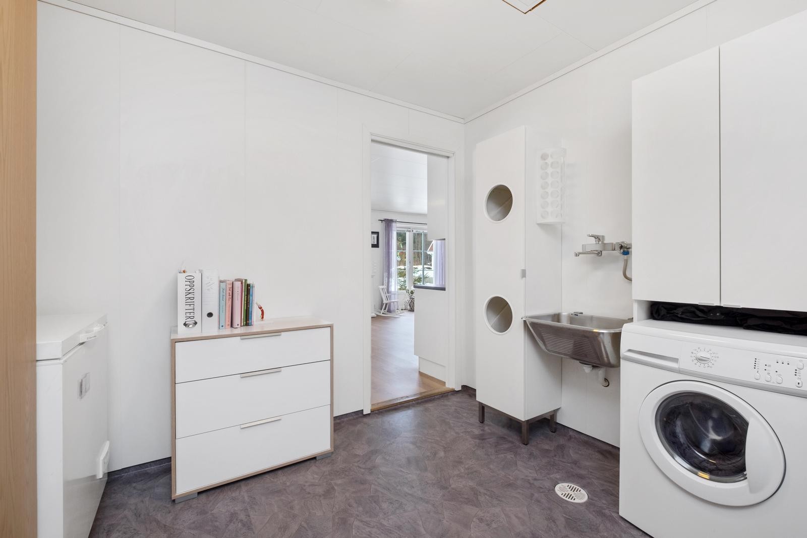 Vaskerom med praktisk bi-inngang og direkte tilgang til kjøkken. Galleribilde