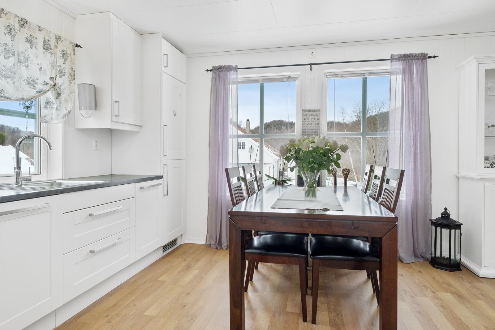 Koselig spiseplass ved vinduet! Galleribilde