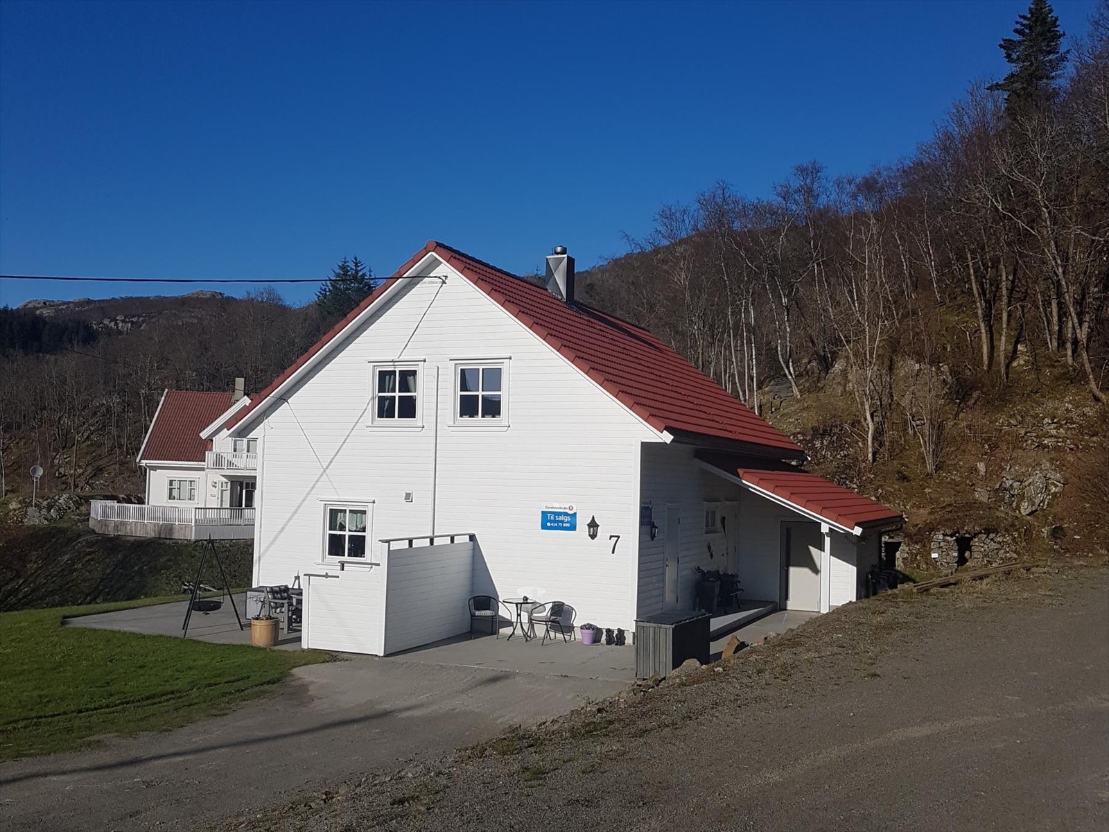 Delvis overbygget inngangsparti m/utv. bod. Leveggen skaper lun og god stemning, og du skjermer både for vind og innsyn. Galleribilde