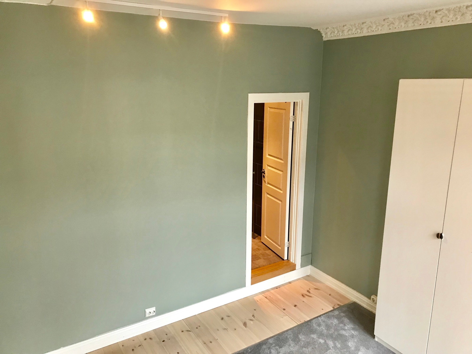 Skap som dekker hele veggen ca 2,5 meter langt skap. Galleribilde