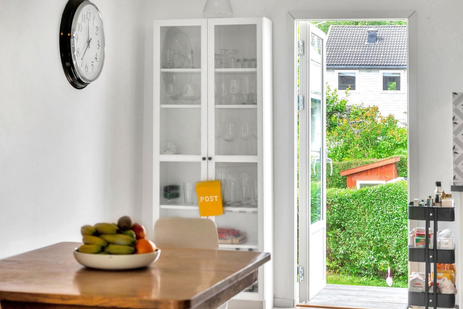 Spisestue/kjøkken med adkomst til terrasse og hage. Galleribilde