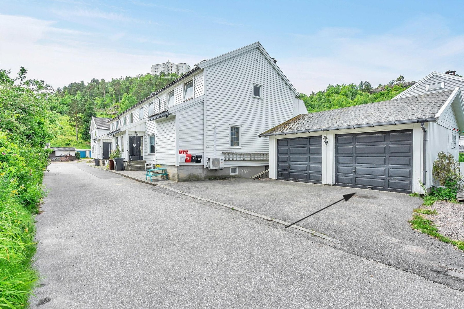 Fasade (halvpart av dobbel garasje medfølger -pil). Galleribilde