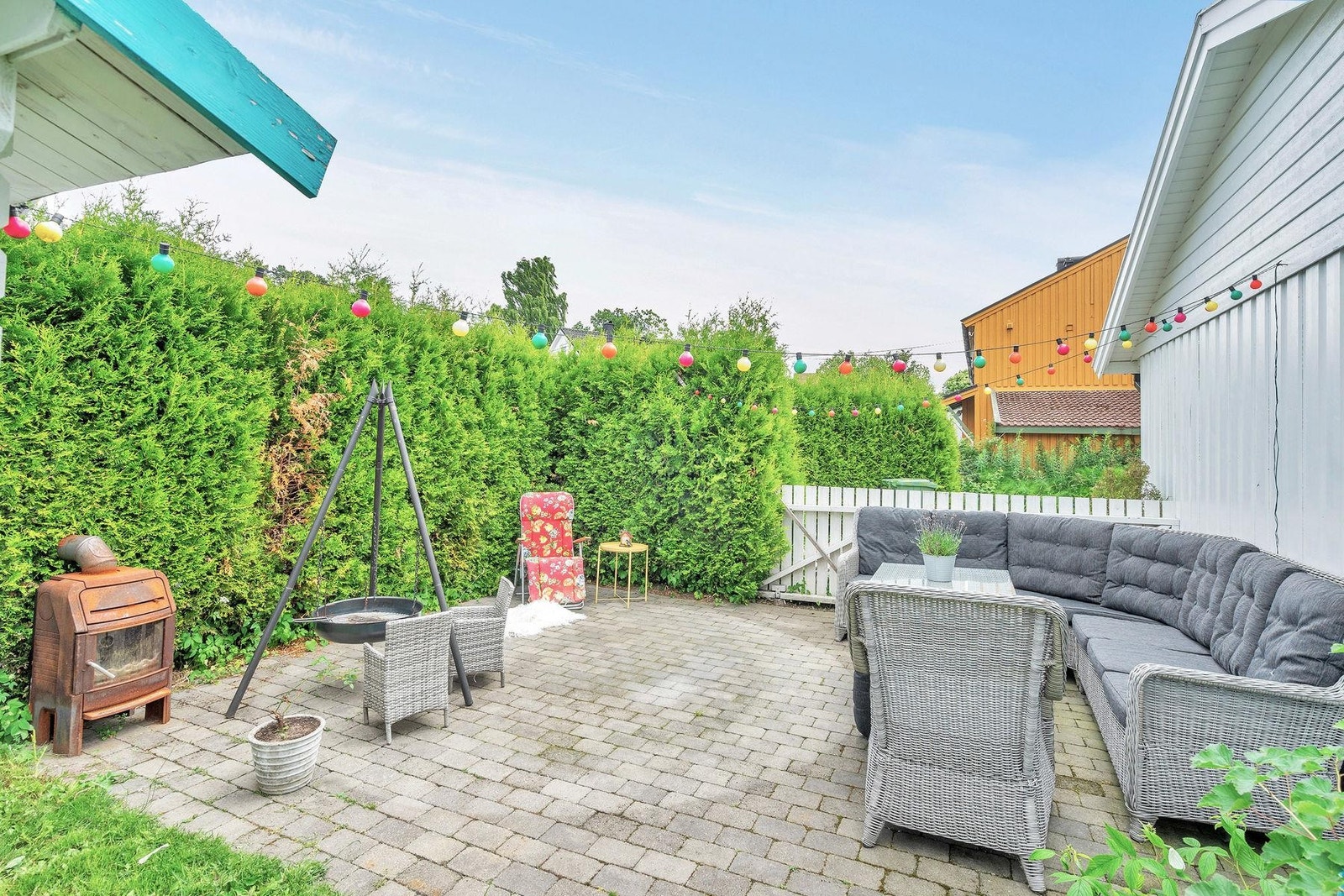 Pent opparbeidet, solrik uteplass bak garasjen. Galleribilde